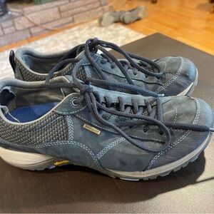 Dansko Vibram Waterproof Slip Resistant Walking Shoes Size 7.5 Women's
